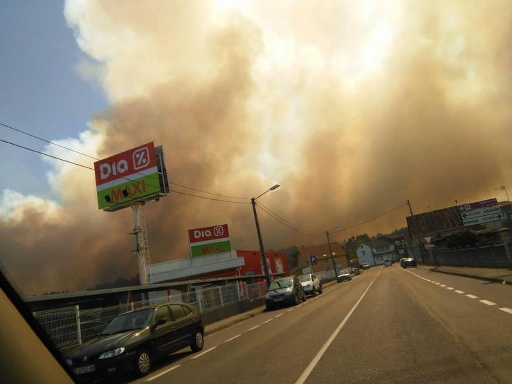 Incendio que comezou en Dodro e se estendeu a Rianxo.