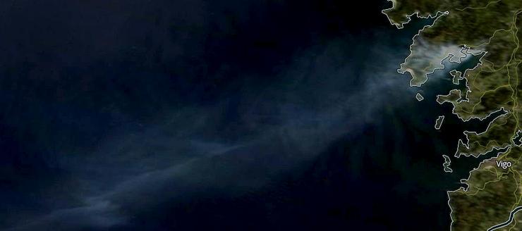 Columna de fume do incendio de Dodro e Rianxo, tomada polo sensor MODIS (Moderate Resolution Imaging Spectroradiometer), no satéite Terra.