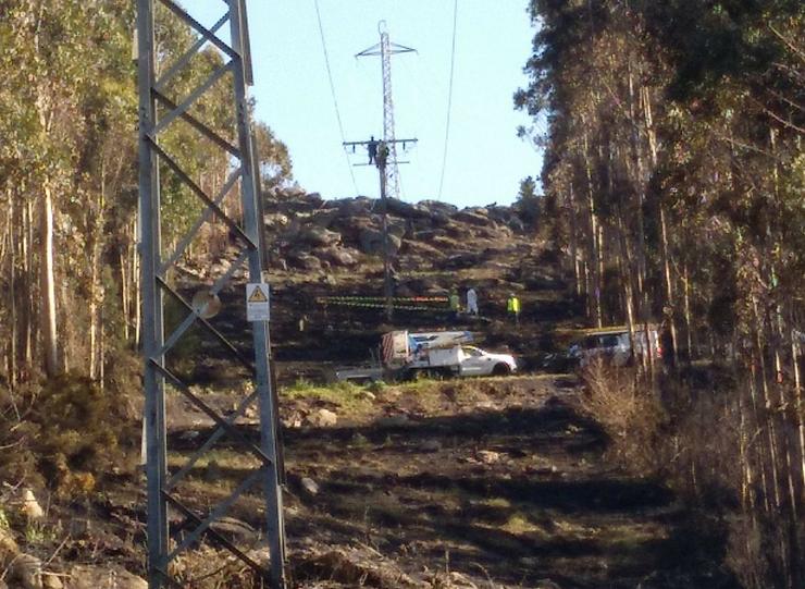 Torreta de alta tensión onde se iniciou o incendio que afectou a Dodro e Rianxo 