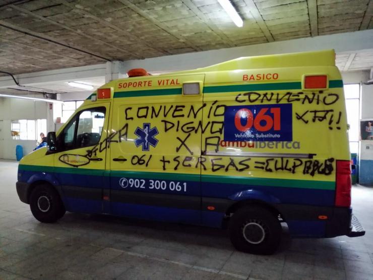 Os empresarios denuncian pintadas nas ambulancias