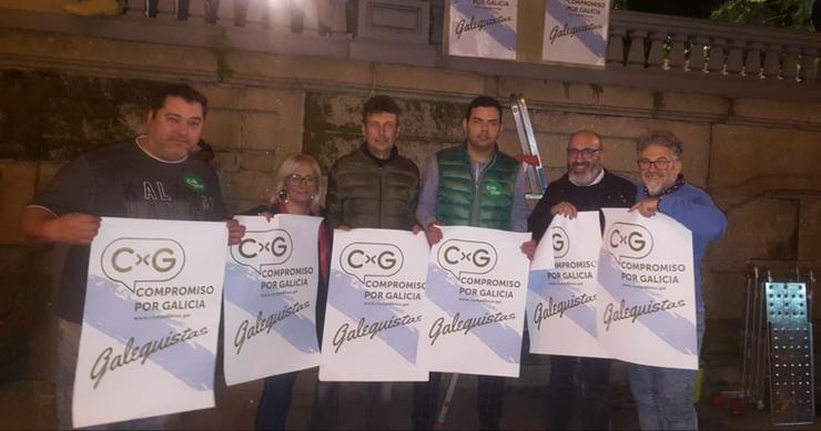 Pegada de carteis de Compromiso por Galicia en Ourense / CxG Pegada de carteis de Compromiso por Galicia en Ourense / CxG