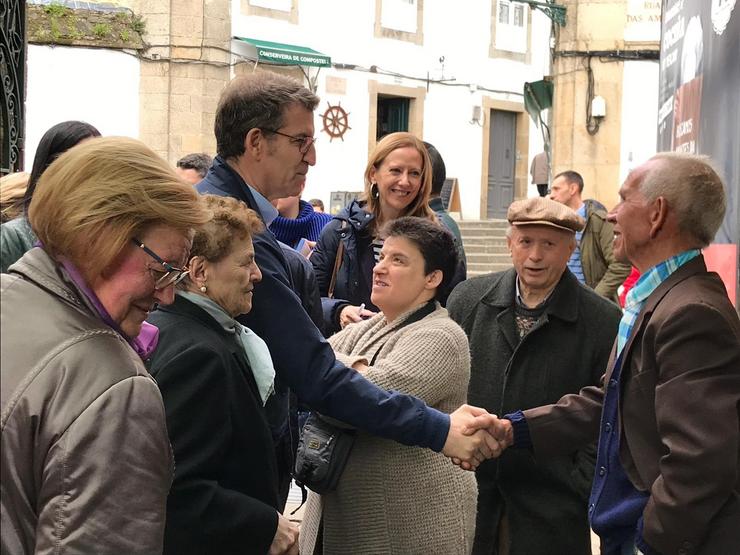 Feijóo atrasou un acto na praza de Abastos de Santiago, onde había unha protesta de transportistas. PPDEG 