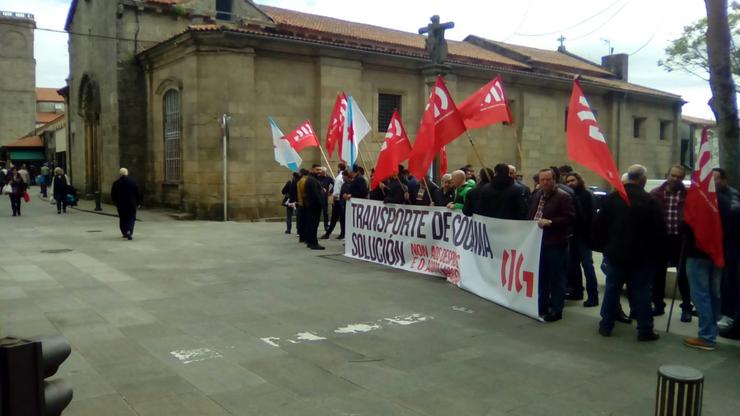 Protesta dos transportistas de Sogama preto da Praza de Abastos de Santiago, onde Feijóo decidiu cancelar un acto previsto 