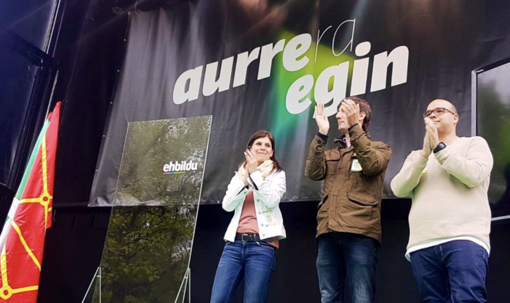Rubén Cela (dereita), do BNG, no acto político de EH Bildu celebrado en Pamplona polo Aberri Eguna 
