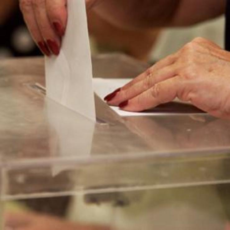 Voto introducido nunha urna en Eleccións. EUROPA PRESS - Arquivo