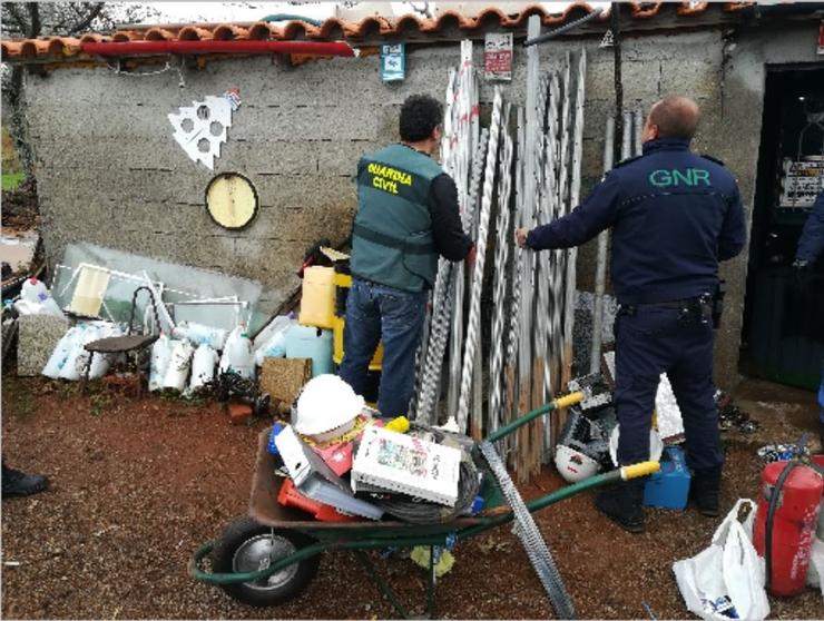 Localizan documentación e material das obras do AVE en Ourense no domicilio dos dous lusos detidos por roubos. GARDA CIVIL 