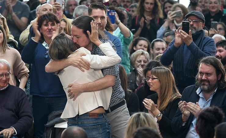 Bico entre Pablo Iglesias (Podemos) e Yolanda Díaz (Esquerda Unida) en Vigo 