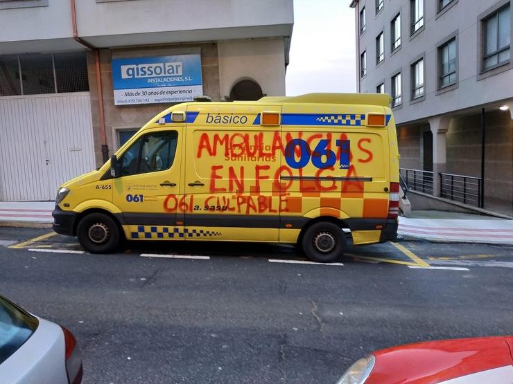 Ambulancia do 061 que sufriu desfeitas e pintadas na madrugada deste domin. FEGAM - Arquivo 