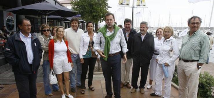 Rajoy con varios dirixentes do PP, entre os que se atopa Pilar Rojo, Ana Pastor, Xesús Palmou, José Ramón Lete e tamén Juan Pérez Miramontes, primeiro pola esquerda, detido nunha operación contra a prostitución 