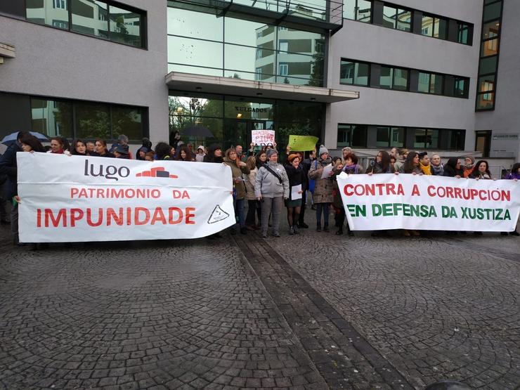 Máis dun centenar de persoas expresan o seu apoio á xuíza Pilar de Lara nunha / Europa Press