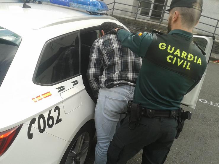 Persoa detida. GARDA CIVIL
