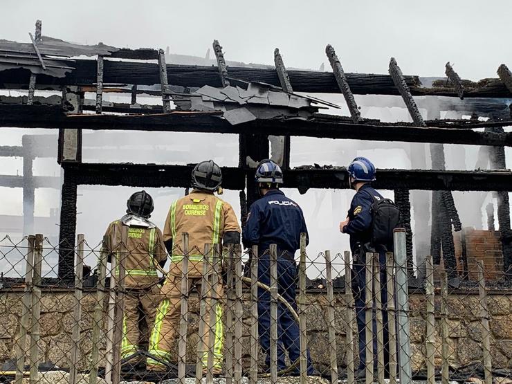 Cans especialistas en incendios chegados de Madrid inspeccionan as instalacións queimadas na Chavasqueira. POLICÍA NACIONAL 