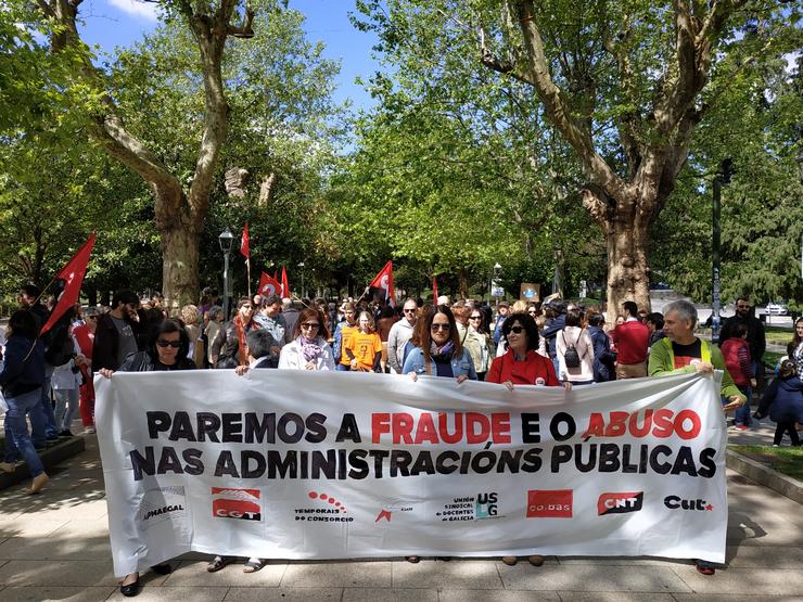 Un centenar de persoas pide en SANTIAGO a fin dos 'falsos procesos de estabilización de prazas públicas' 