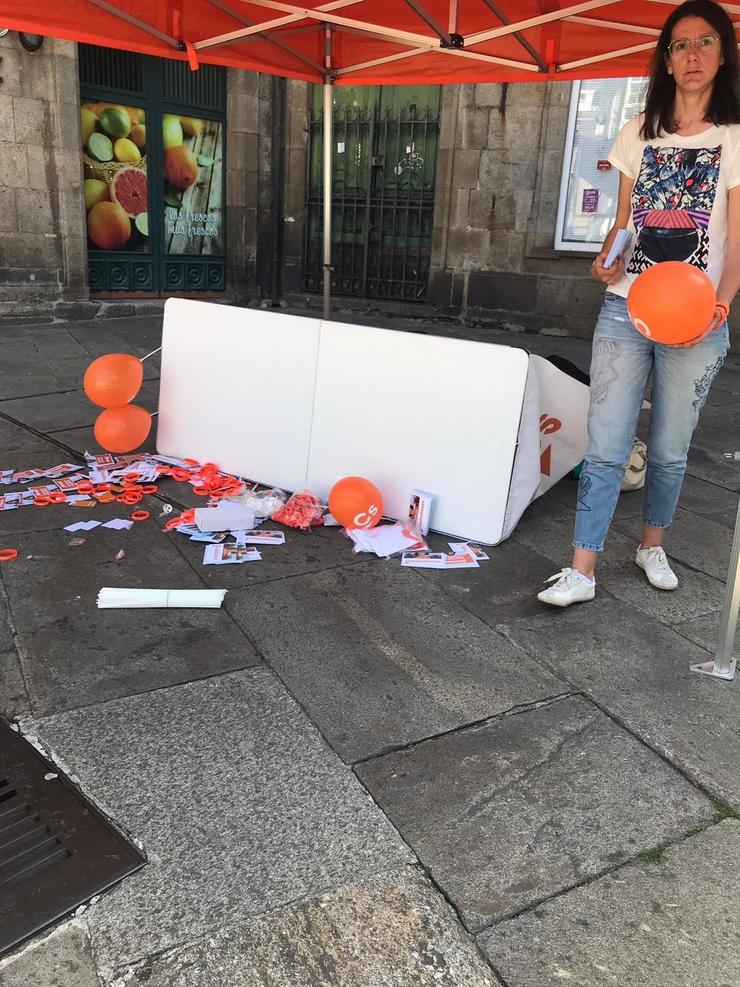 Cs de Santiago denuncia 'insultos' por parte dun grupo de persoas que tirou ao chan a súa mesa nun acto de campaña. CIDADÁNS SANTIAGO 