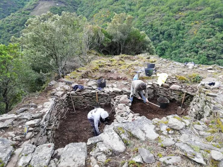 Escavación nos Mosteiros, na Pobra do Brollón, na procura dun mosteiro perdido da Ribeira Sacra / Adegas da Memoria