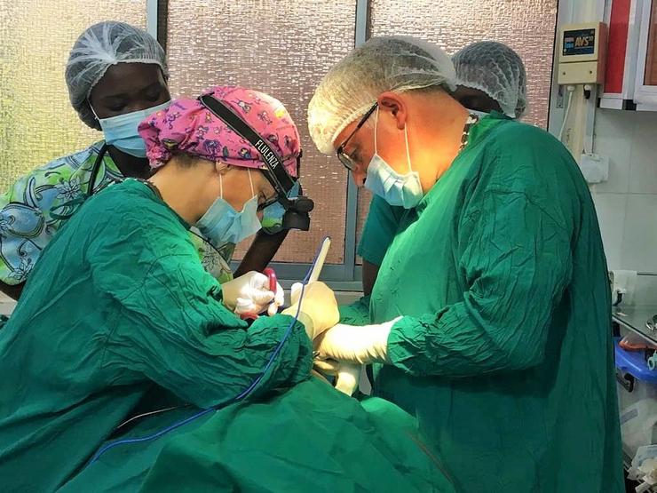 Dous otorrinos do Hospital Infanta Leonor viaxan a Ghana (África) para tratar patoloxías auditivas. HOSPITAL INFANTA LEONOR 