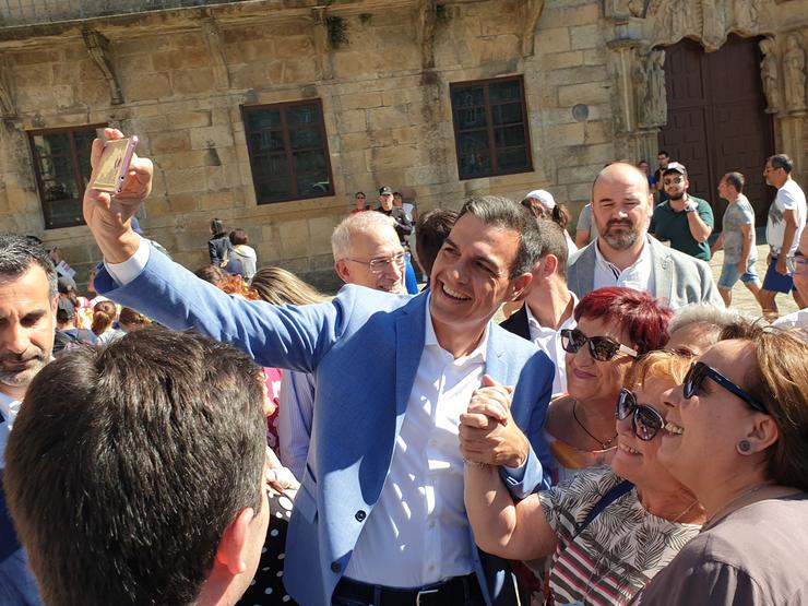 O presidente do Goberno en funcións e secretario xeral do PSOE, Pedro Sánchez, sácase fotografías con curiosos en Santiago de Compostela