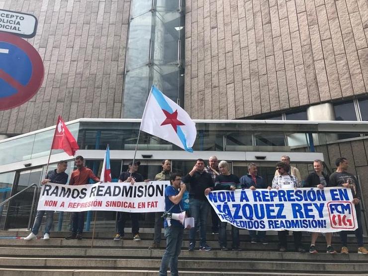 A CIG concéntrase ante os xulgados da Coruña polo despedimento dun traballador de Ferroatlántica. CIG 