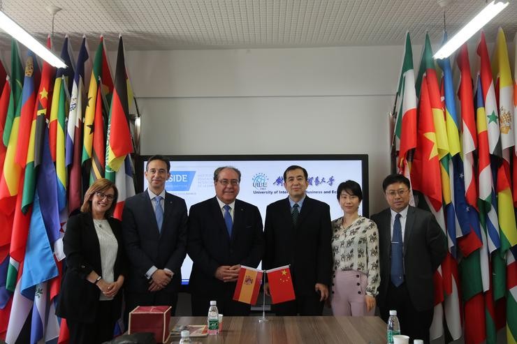 Encontro de representantes do Instituto de Educación Superior Intercontinental de la Empresa (IESIDE) de Afundación e da University of International Business and Economics (UIBE) de Beijing 