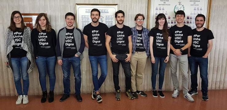 Membros da Asemblea de Investigadoras de Compostela coas camisetas dos martes negro 