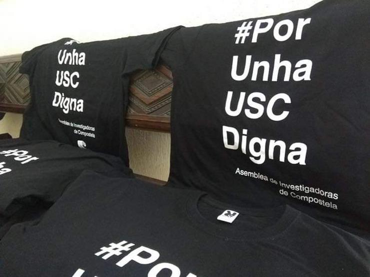 Camisetas de "Por Unha USC Digna", que levan os membros da AIC durante os martes negros / ASEMBLEA DE INVESTIGADORAS DE COMPOSTELA
