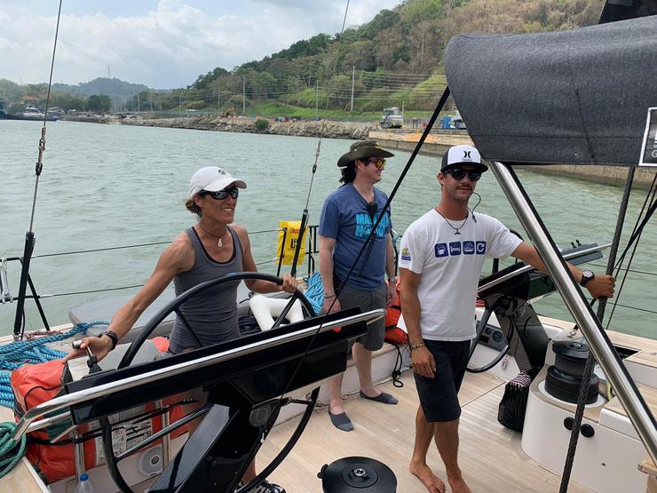 Maite Rojo pilotando polo estreito de Panamá 