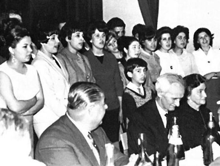 Imaxe tomada no ano 1966 nunha homenaxe ao poeta Avelino Díaz, sentado ao carón da súa dona, Felisa Iduriaga 