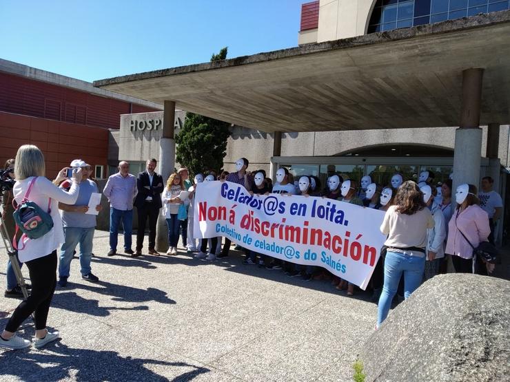 Medio centenar de persoas concéntrase no Hospital do Salnés para reivindicar 'un mínimo de 10 celadores máis'. CELADORES DO SALNÉS 