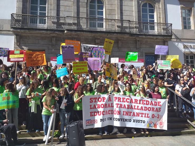 Máis de 200 educadoras infantís concéntranse en Vigo na xornada de folga por un convenio digno 