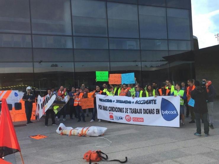 Empregados da empresa de helicópteros de salvamento e antincendios protestan en Alvedro contra os recortes salariais. CXT / Europa Press