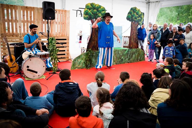 Actuación infantil, Títeres Alakrán. Fonte: Concello de Muras