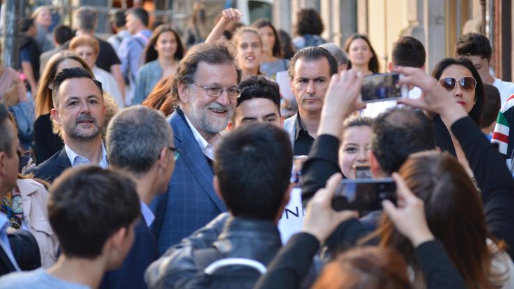 26M.- Rajoy Protagoniza Un Paseo Por Ourense Con Multitude De 'Selfis' E Saúdos 