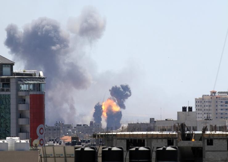 Bombardeos israelís sobre a Franxa de Gaza. Mahmoud Khattab/APA Images via Z / DPA