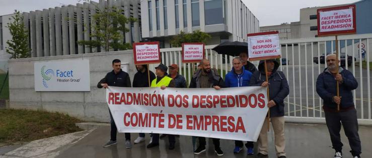 Traballadores de Facet Ibérica protestan polo despido dos seus compañeiros 