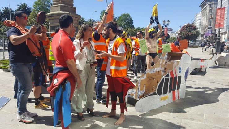 Empregados da empresa de helicópteros de salvamento e antincendios protestan no Obelisco contra os recortes. EN COMÚN UNIDAS PODEMOS / Europa Press