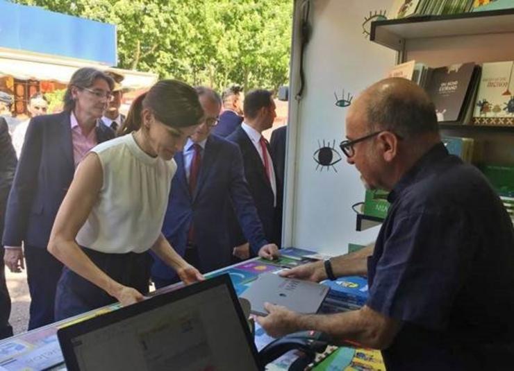 A raíña Letizia visita a caseta de Kalandraka na inauguración da Feira do Libro de Madrid. KALANDRAKA 