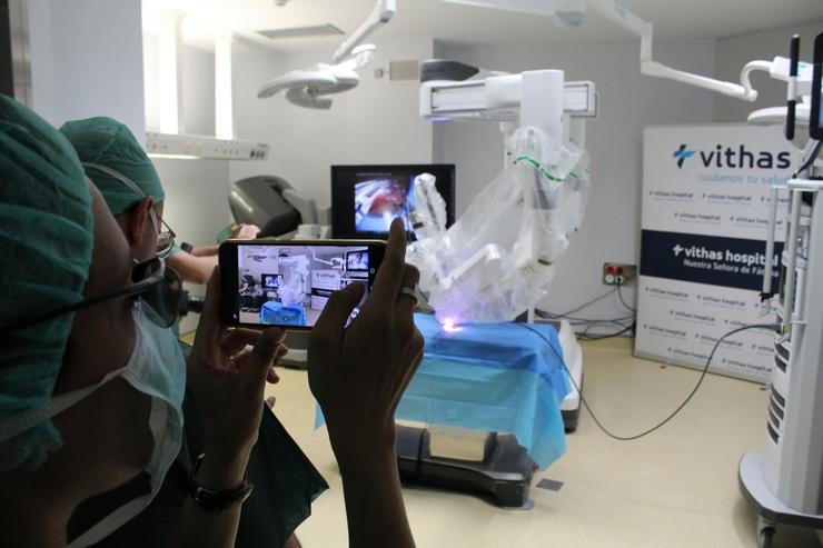 O Hospital Vithas Fátima de Vigo, pioneiro en cirurxías xinecolóxicas con robot cirúrxico en Galicia. HOSPITAL VITHAS FÁTIMA DE VIGO