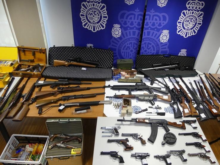 Detido por ter 60 armas, 17.000 cartuchos e sustancias explosivas 