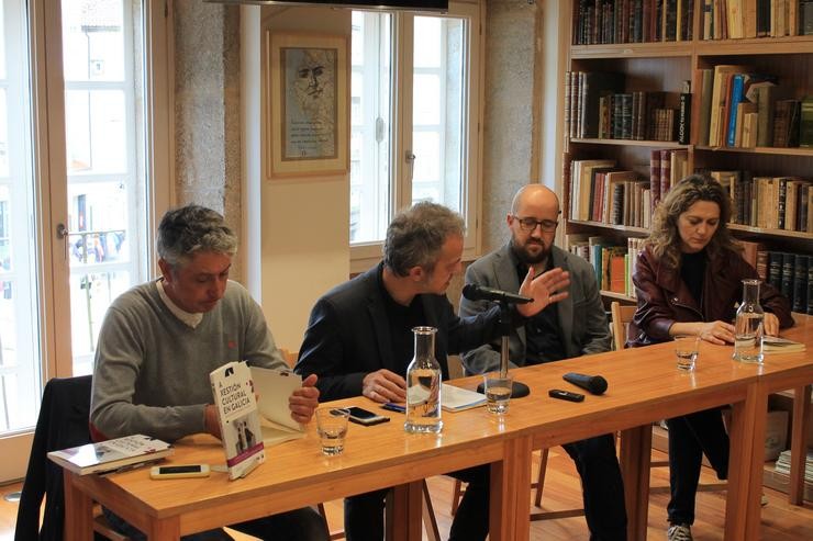 Os autores con Gonzalo Rodríguez e Isabel Neira, prologuistas do libro 