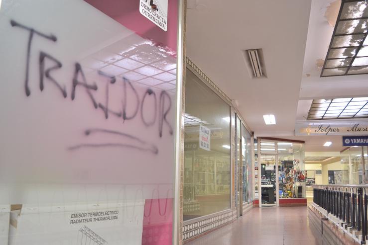 Unha pintada na que lle chaman 'traidor' e unha multa por estacionar mal reciben a Jácome como novo alcalde de Ourense 