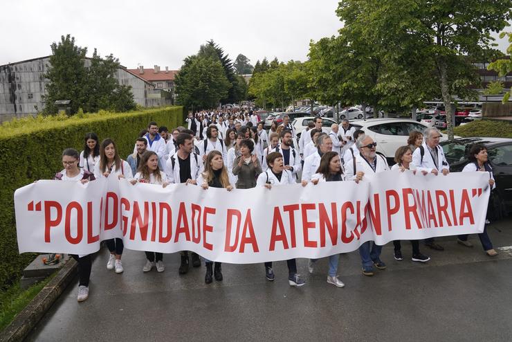 Manifestación en Santiago de Compostela dos médicos de Atención Primaria de Galicia para solicitar maior tempo de atención aos seus pacientes. Álvaro Ballesteros - Europa Press