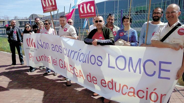 Membros do Consello Escolar de Galiza nunha protesta