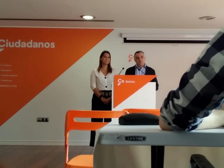 A deputada de Cidadáns no Congreso Beatriz Piñeiro e o secretario de Organización de Cs Galicia, Laureano Bermejo, en rolda de prensa. CIDADÁNS 