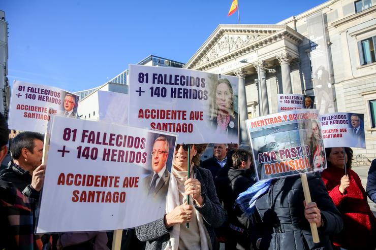 Membros da plataforma de vítimas do accidente do tren Alvia na curva de Angrois (Santiago de Compostela), ocorrido o 24 de xullo de 2013, concéntranse con pancartas de protesta (coas caras de Ana Pastor e José Blanco)  fronte ao Congreso de. Ricardo Rubio - Europa Press - Arquivo 