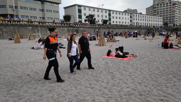 A alcaldesa da Coruña, Inés Rey, supervisa dispositivo de seguridade na praia de Riazor. CONCELLO DA CORUÑA