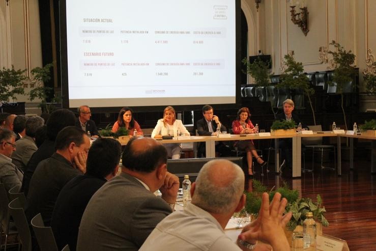 A presidenta da Deputación de Pontevedra, Carmela Silva, asina convenios con alcaldes e representantes de 43 concellos 