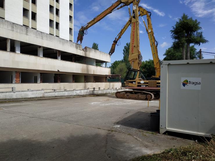 Comezan as obras de demolición do vello hospital de Lugo. / Europa Press