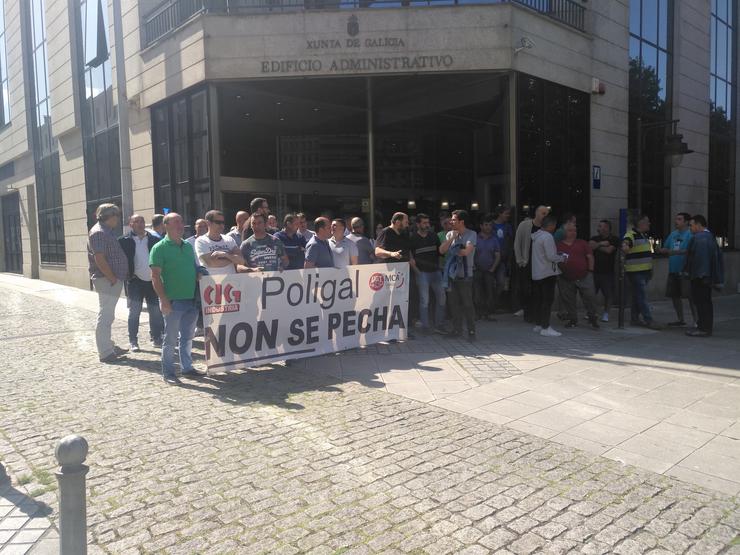 Protesta de traballadores de Poligal diante da Xunta en Ferrol. 