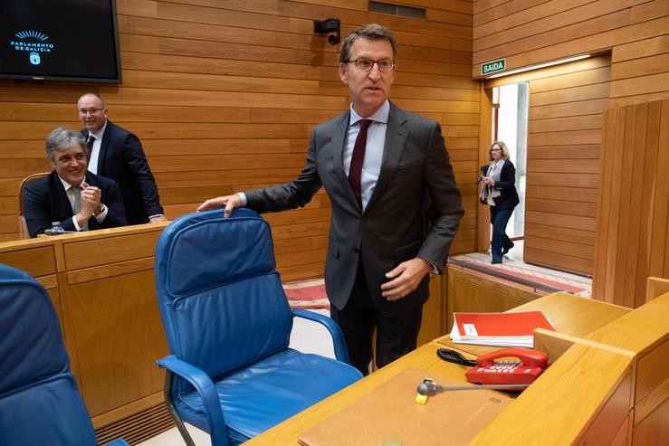 O presidente da Xunta, Alberto Núñez Feijóo, entra no hemiciclo do Parlamento de Galicia. XUNTA 