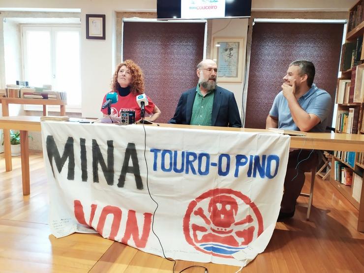 O científico estadounidense Steven Emermand ofrece unha rolda de prensa con representantes da Plataforma contra a Mina de Touro-O Pino e 